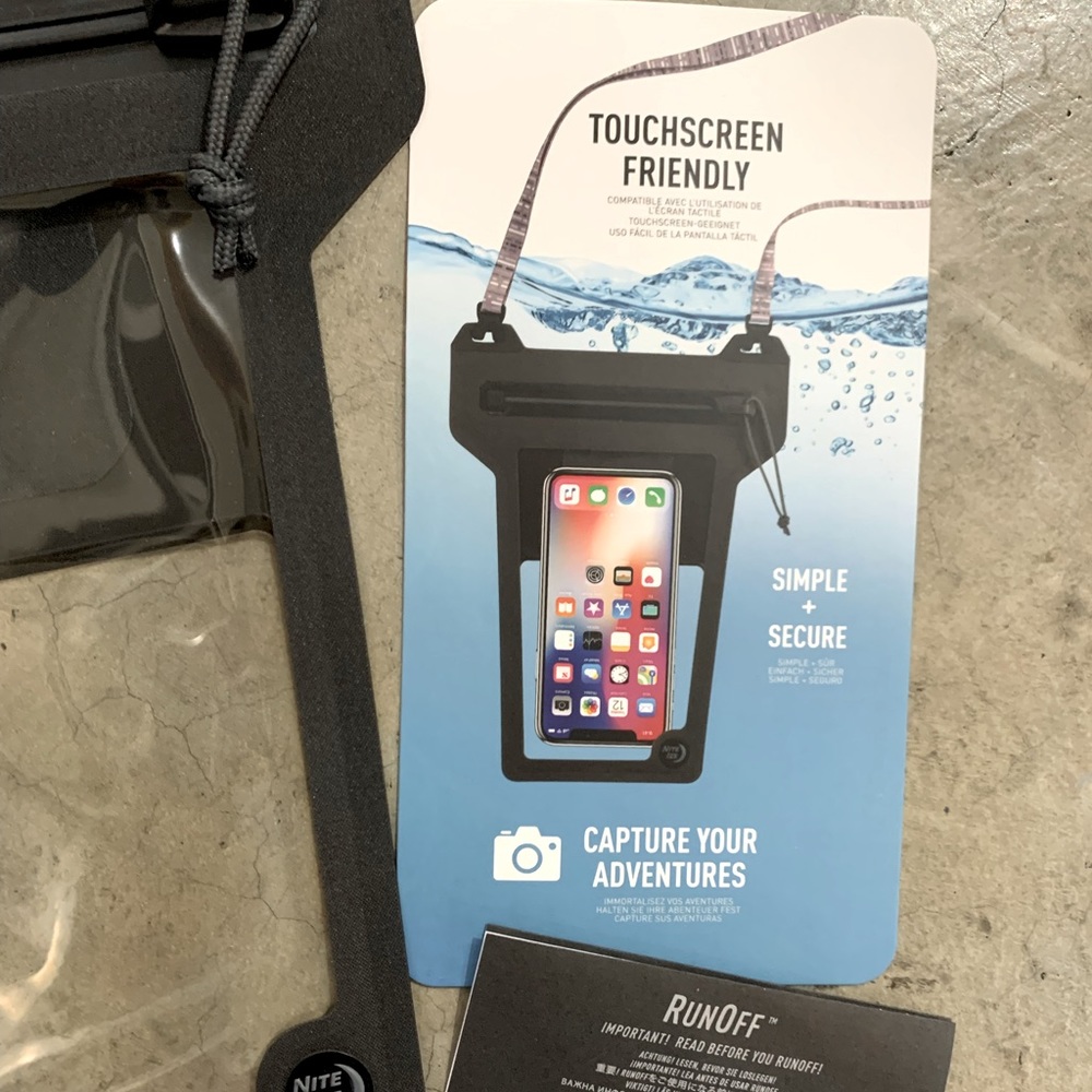 RunOff Waterproof Touchscreen Friendly Phone Pouch 💦 - Picture 7 of 12